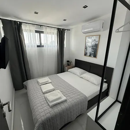 Διαμέρισμα Enzo Seaside Maisonette & Pool *